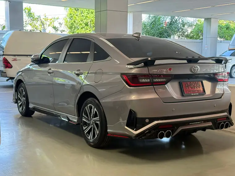 Yaris ATIV สีเทา ชุดแต่งรอบคัน