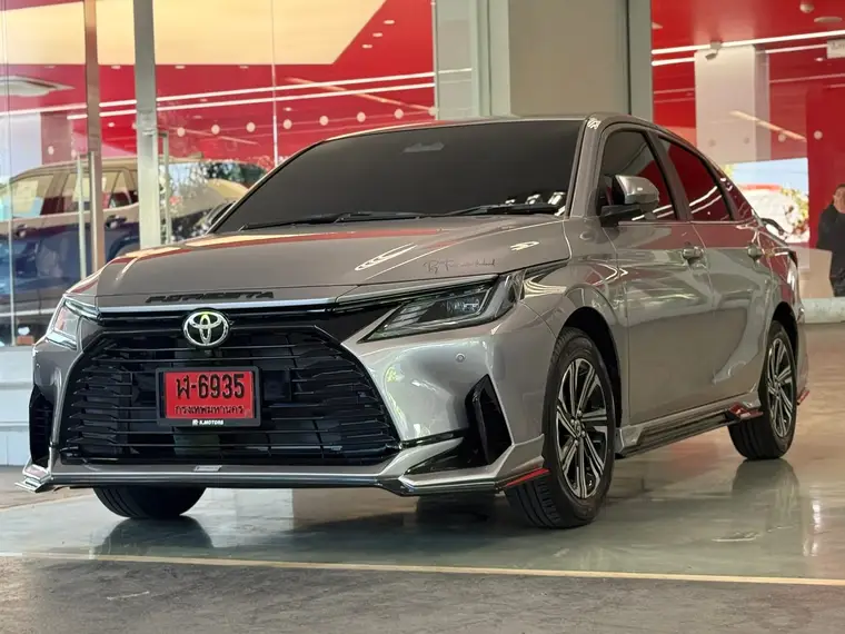 Yaris ATIV สีเทา ชุดแต่งรอบคัน